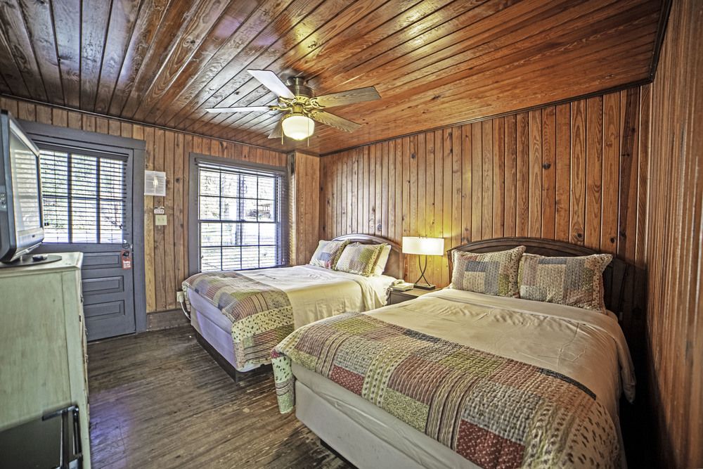 Riverside Lodge at Chimney Rock: 289 Main St, Chimney Rock, NC 28720